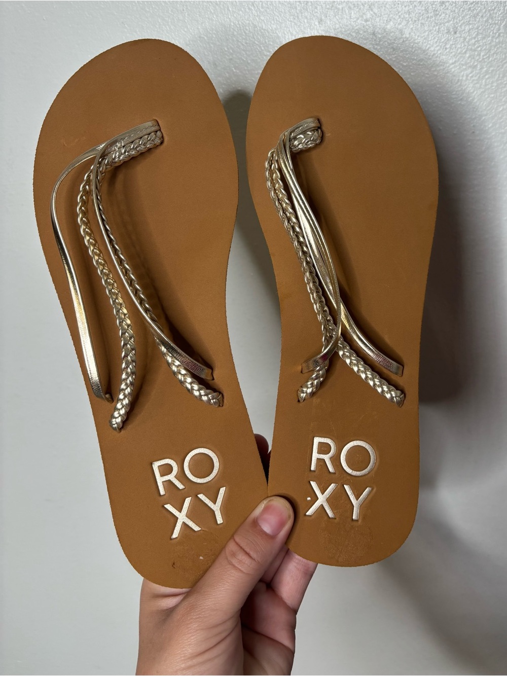 Like New Roxy Gold Strap Sandal/Flip Flop Womens 8